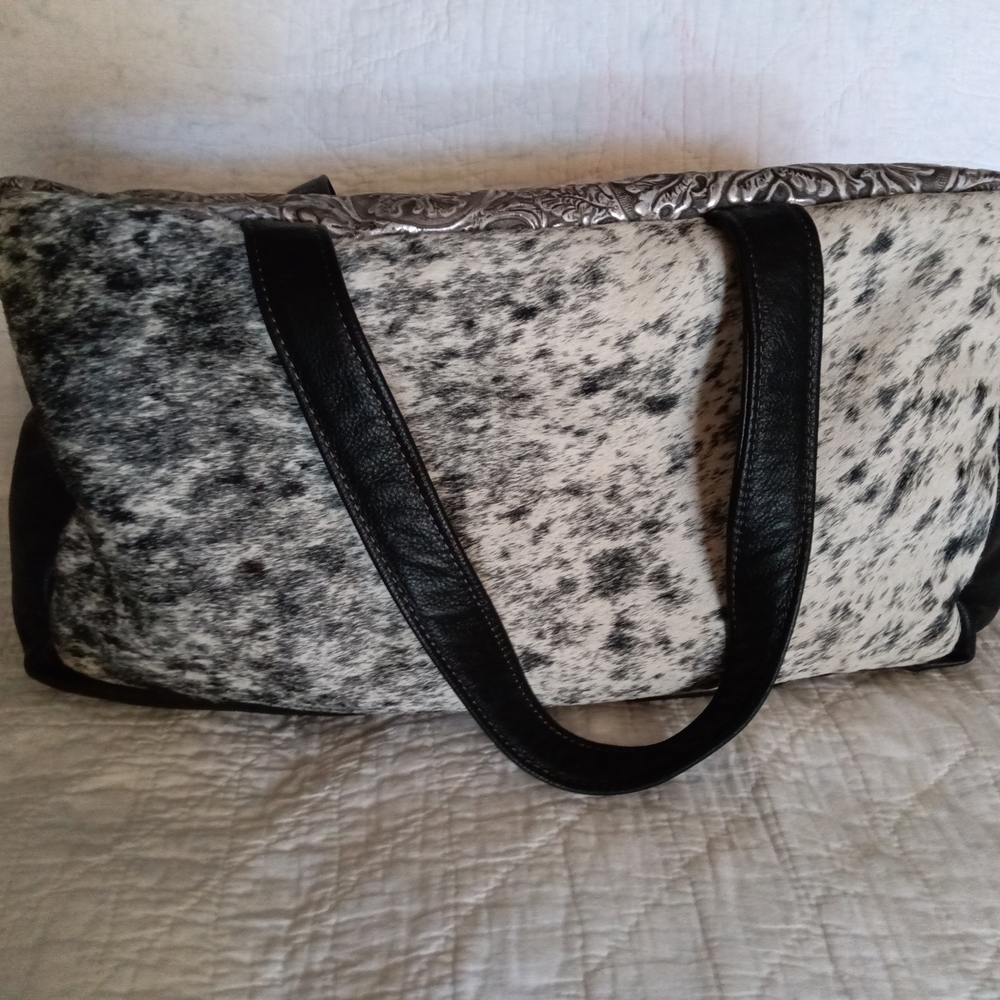 KEEP IT GYPSY "BERTHA" Elegant Silver and Black Patterned Duffle Bag NWOT - Picture 7 of 15